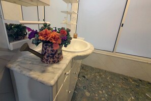 Ducha, secador de pelo, toallas