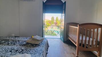 Een strijkplank/strijkijzer, wifi, beddengoed