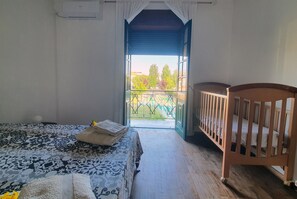 Tabla de planchar con plancha, wifi y ropa de cama 