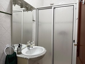 Douche, sèche-cheveux, serviettes fournies