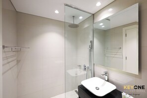 Deluxe Studio, Canal View | Bathroom