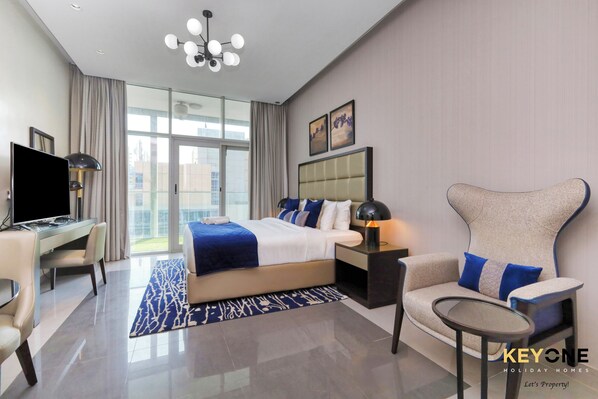 Deluxe Studio, Canal View | In-room safe, blackout drapes, iron/ironing board, free WiFi
