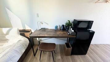 Twin Room, 2 Single Beds, Non Smoking, Microwave | Desk, free WiFi