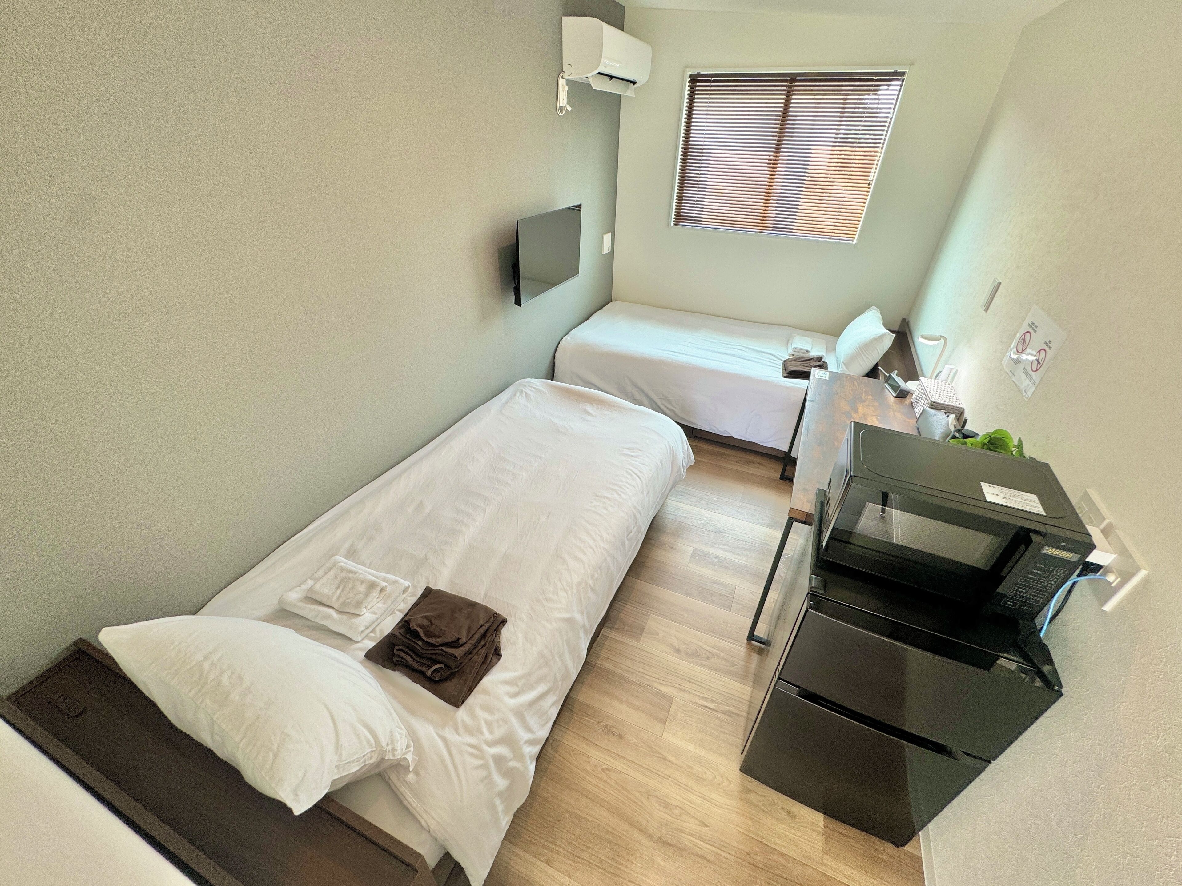 Zweibettzimmer, 2 Einzelbetten, Nichtraucher, Mikrowelle | Schreibtisch, kostenloses WLAN