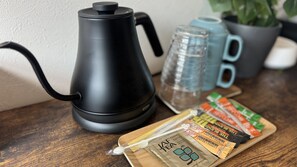 Twin Room, 2 Twin Beds, Non Smoking, Microwave | Coffee and/or coffee maker