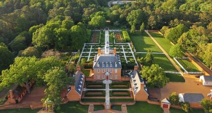 Relax in a Private Escape w/ Whirlpool Tub & Garden Deck