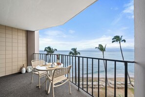 Outdoor dining - VI 507 Maui Studio Retreat – Enjoy Panoramic Lanai Views Near Beaches, Shopping & Restaurants (Lahaina)