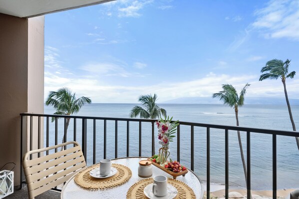 Outdoor dining - VI 507 Maui Studio Retreat – Enjoy Panoramic Lanai Views Near Beaches, Shopping & Restaurants (Lahaina)