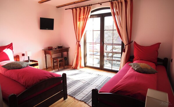 Unclassified image, 1 of 52, button - Casa Mosului  (Cârți șoara)