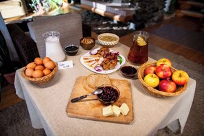 Desayuno completo diario (EUR 10 por persona)