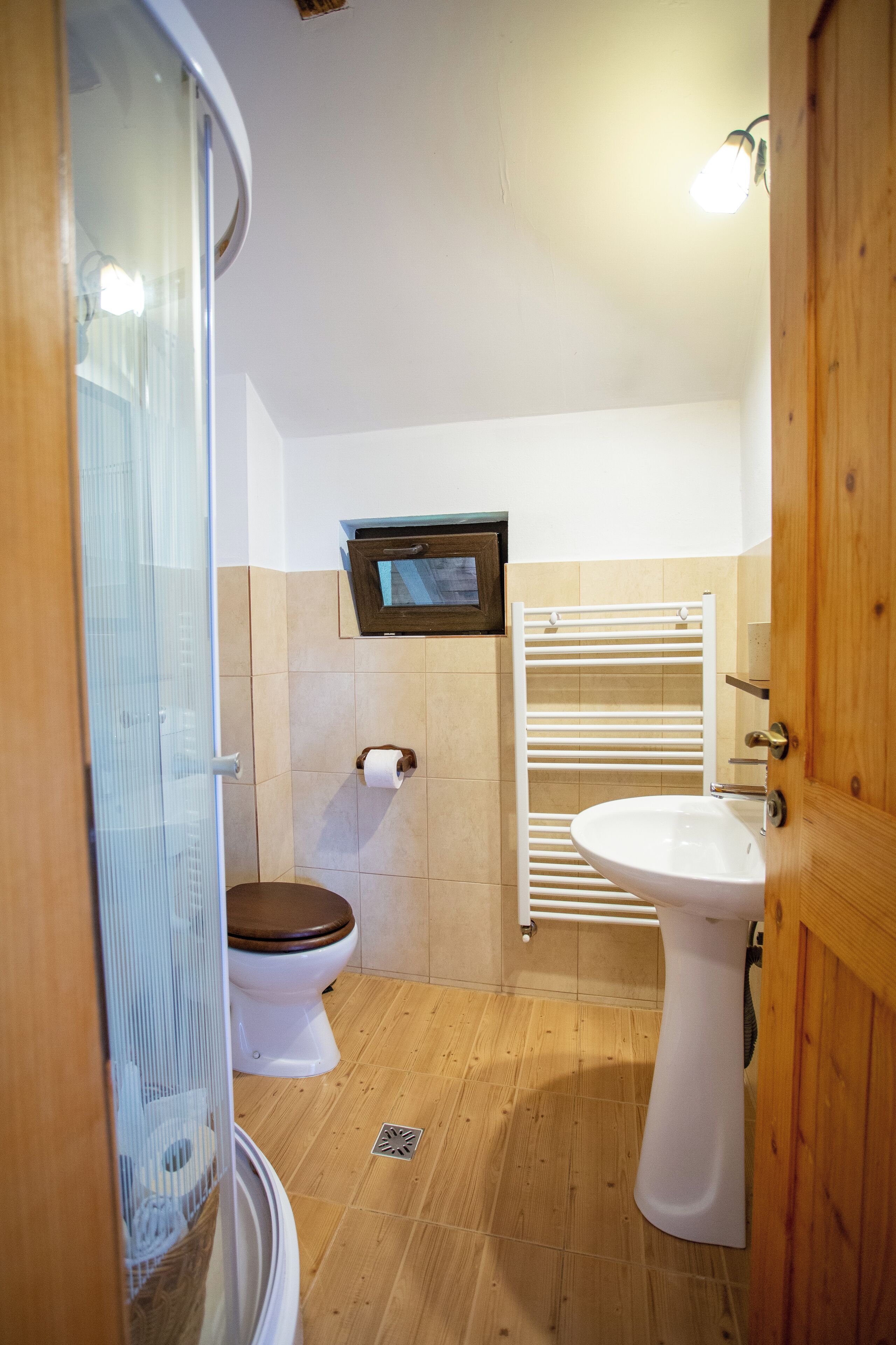 Ein Badezimmer mit Toilette, Waschbecken und Dusche.