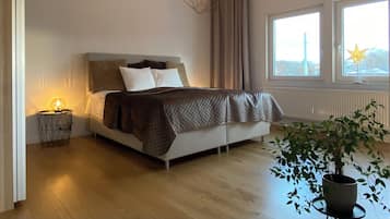 3 bedrooms, iron/ironing board, WiFi, bed sheets