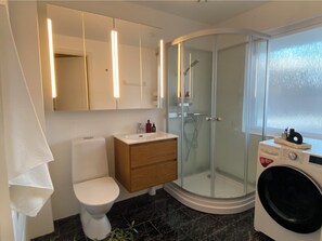 Een douche, een haardroger, handdoeken, zeep