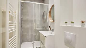 Apartamento | Banheiro | Secador de cabelo, shampoo