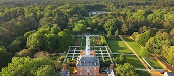 Deluxe 2BR Cottage w/ Whirlpool Tub + Deck Near Williamsburg Hotspots