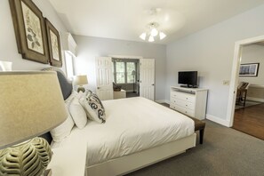 4 bedrooms, iron/ironing board, free WiFi, bed sheets