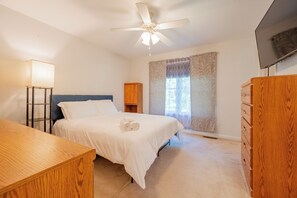 3 bedrooms, desk, iron/ironing board, WiFi
