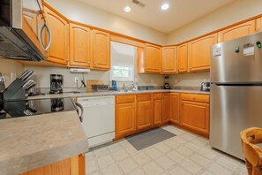 Fridge, microwave, oven, dishwasher - Spacious family home with multiple bedrooms, full kitchen, porch, and quaint backyard. (Christiansburg)