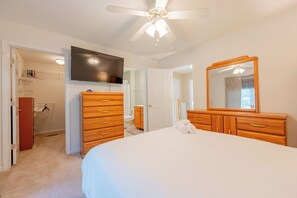 3 bedrooms, desk, iron/ironing board, WiFi - Spacious family home with multiple bedrooms, full kitchen, porch, and quaint backyard. (Christiansburg)