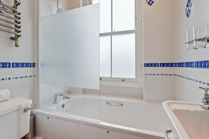 Haartrockner, Handtücher, Seife, Toilettenpapier