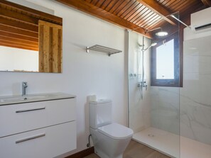 Douche, séchoir à cheveux, serviettes fournies