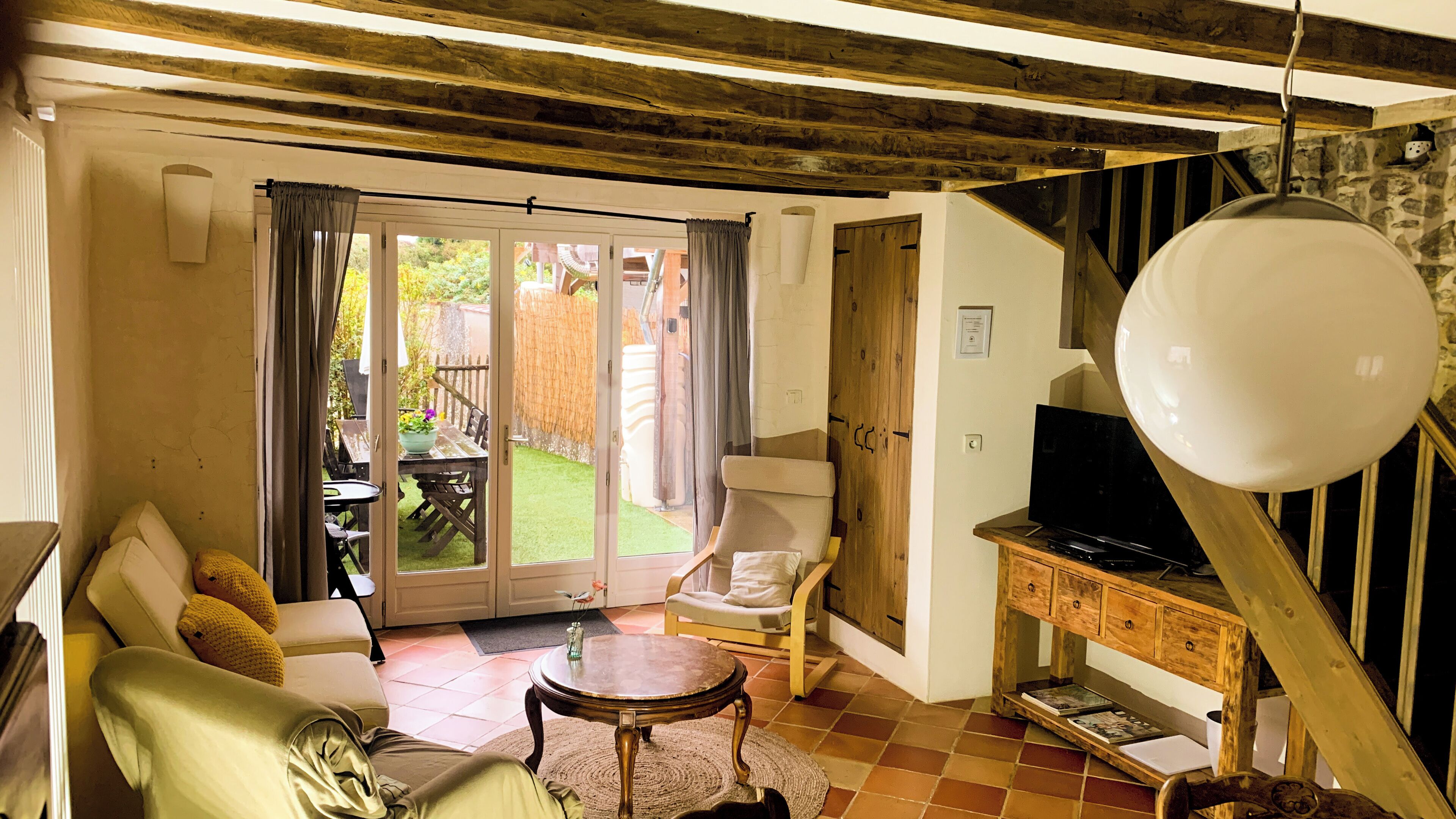 Smart-TV, DVD-spiller og bøker