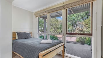 5 bedrooms, WiFi, bed sheets