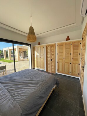 4 habitaciones, tabla de planchar con plancha, wifi y ropa de cama 