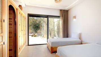 4 bedrooms, iron/ironing board, WiFi, bed sheets