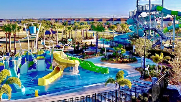 Un parc aquatique doté de nombreux toboggans et d’une tour d’observation.