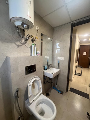 Haartrockner, Handtücher, Seife, Toilettenpapier