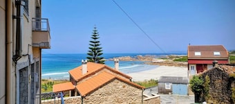 Ideal house to share with family or friends, next to the beach and the mountains.