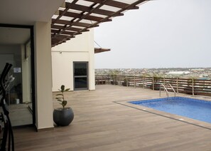 Pool - 2-bedroom corporate apartment in brilliant Accra with AC, fitness room (Accra)