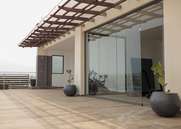 Terrace/patio - 2-bedroom corporate apartment in brilliant Accra with AC, fitness room (Accra)