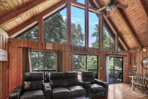 Walhalla Hwy Spacious 4BR home with waterfront access, perfect for 8 guests.