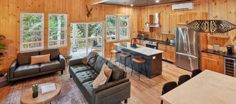 Brand NEW Modern VT Ski Cabin w/ Vinyl Listening Loft - 10 min to Mount Snow!