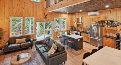 Brand NEW Modern VT Ski Cabin w/ Vinyl Listening Loft - 10 min to Mount Snow!