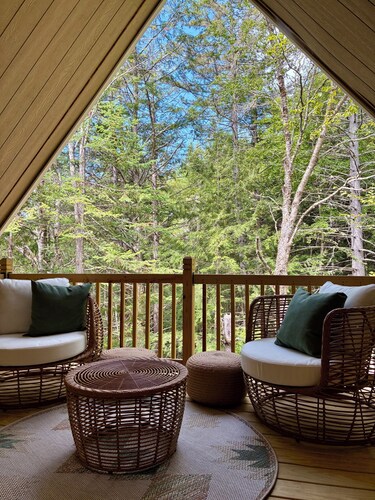 Brand NEW Modern VT Ski Cabin w/ Vinyl Listening Loft - 10 min to Mount Snow!