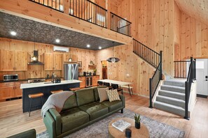 Smart TV, chimenea, libros y biblioteca musical 