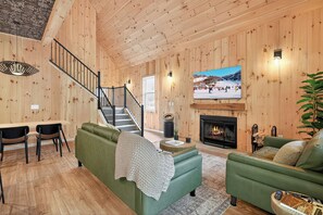 Smart TV, chimenea, libros y biblioteca musical 