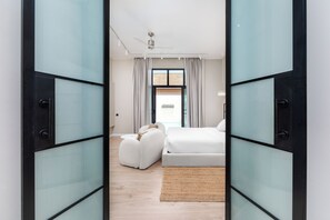 Villa de diseñador, 2 habitaciones, vista a la alberca | Caja de seguridad en la habitación y espacio para trabajar con laptop