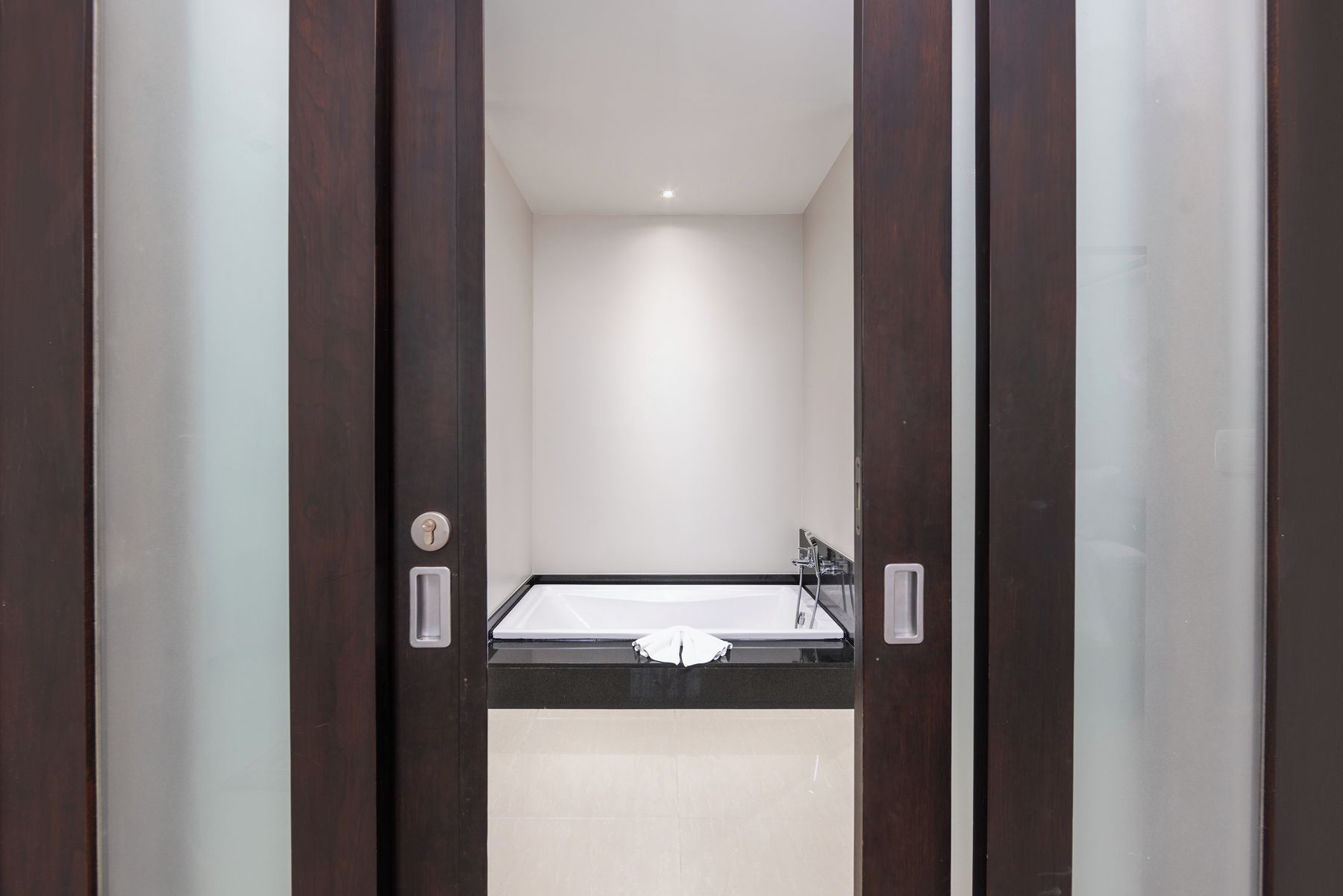 Une salle de bain avec un miroir, un lavabo et un porte-serviettes.