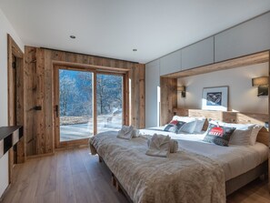 4 bedrooms, iron/ironing board, free WiFi, bed sheets