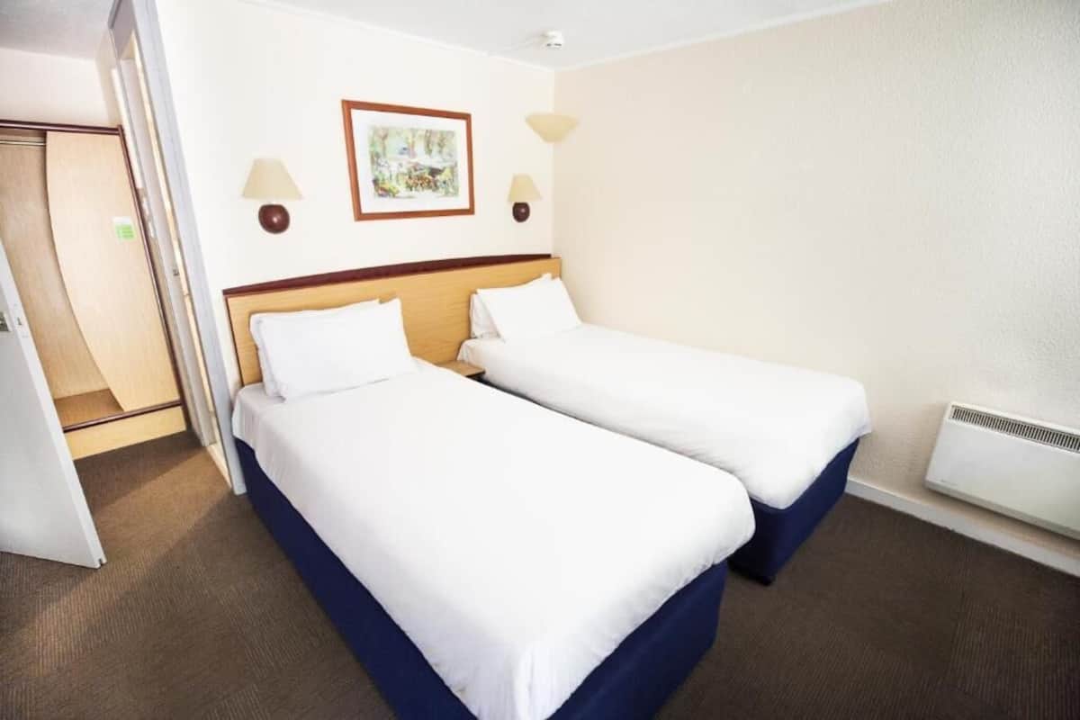 Standard Twin Room | Desk, iron/ironing board, free WiFi, bed sheets