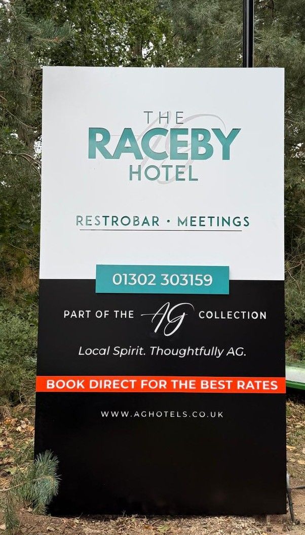 Schild des Hotels Raceby mit Kontaktdaten und einer Website-Adresse.