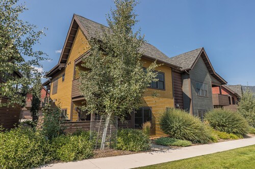 New! Hot Tub, Soaking Tub, Great Location!