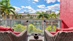 Property grounds - Studio with Garden View and Balcony – 3rd Floor (Hallandale Beach)