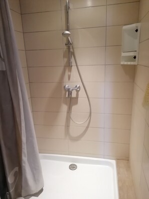 Een douche, een haardroger, handdoeken