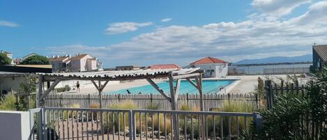 Utendørsbasseng og et oppvarmet basseng