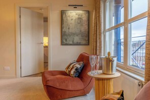 Smart TV - Stylish 2-Bed Apt | River Walk, Wi-Fi & Parking (Highland Council)